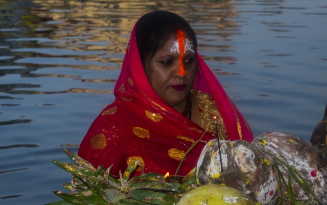 छठको मुख्य दिन आज : अस्ताउँदो सूर्यलाई अर्घ्य दिइँदै