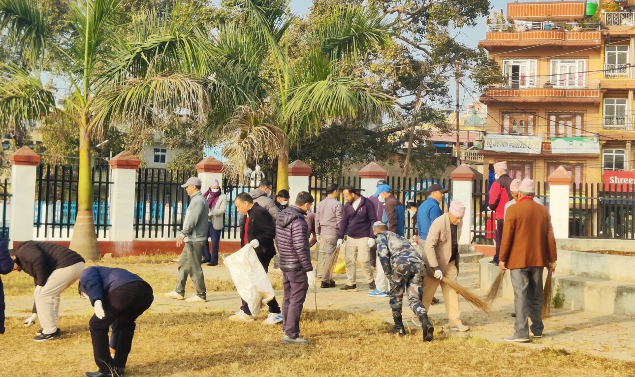 सहिद दिवसका अवसरमा तानसेनको पार्क सरसफाई