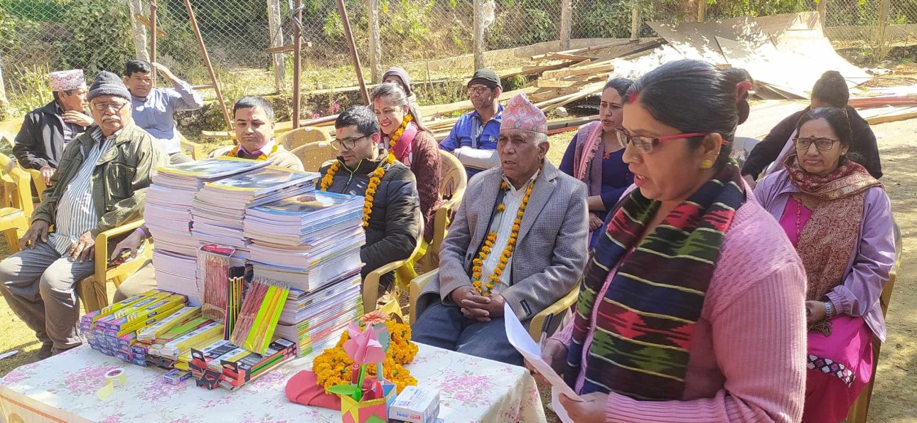 नेपाल पुस्तक तथा स्टेशनरी व्यवसायी महासंघ, पाल्पाद्वारा रामपुर र तानसेनका विद्यालयमा स्टेशनरी सामग्री वितरण