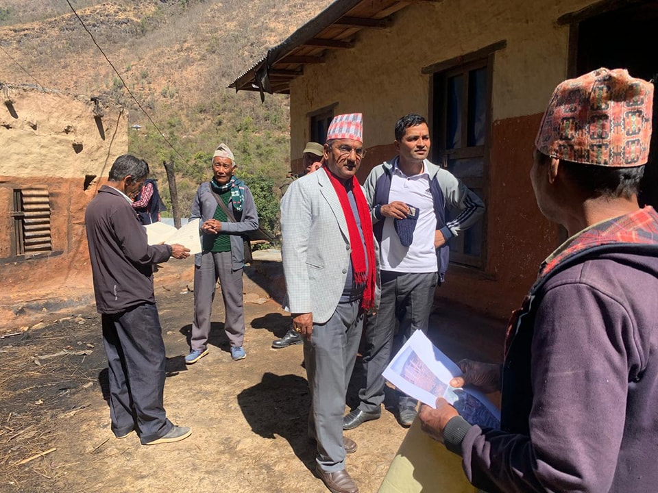 रैनादेवी छहराद्वारा भुवनपोखरीका आगलागी पीडितलाई राहत वितरण, खाद्यान्न र लत्ताकपडा सहयोग