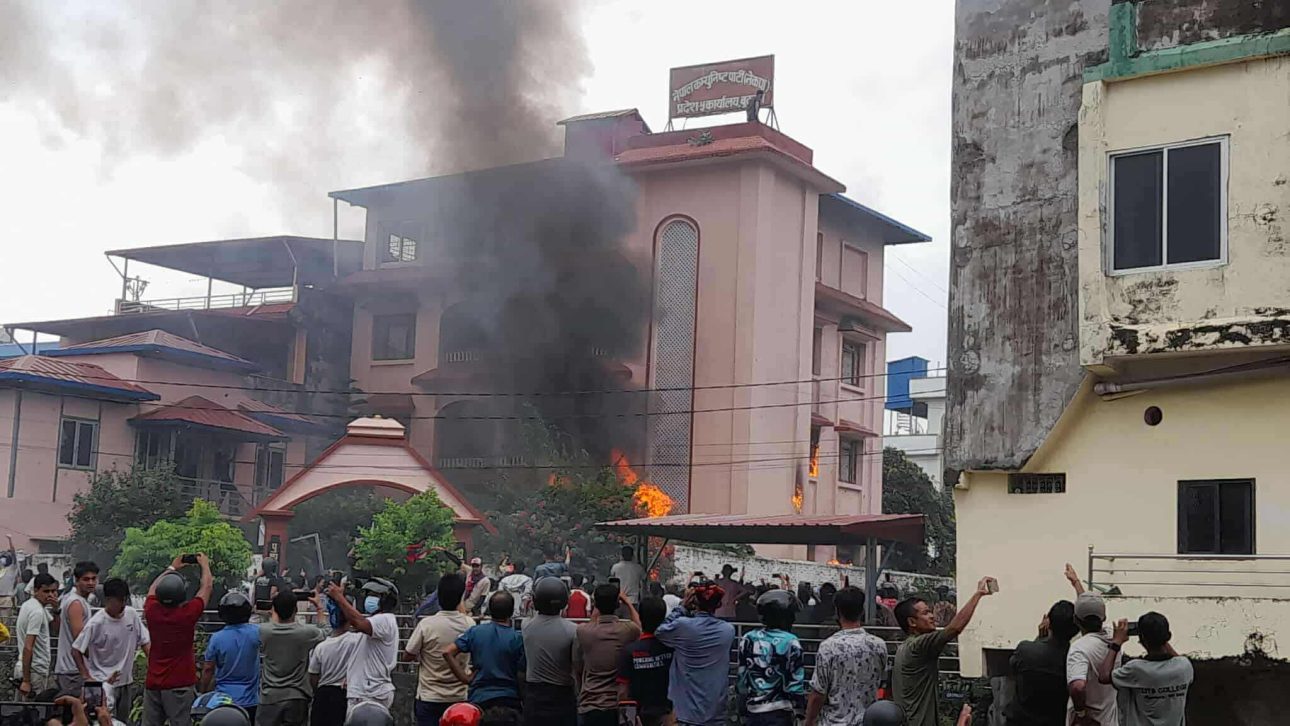 बुटवलमा एमालेको पार्टी कार्यालयमा आन्दोलनकारीले लगाइदिए आगो