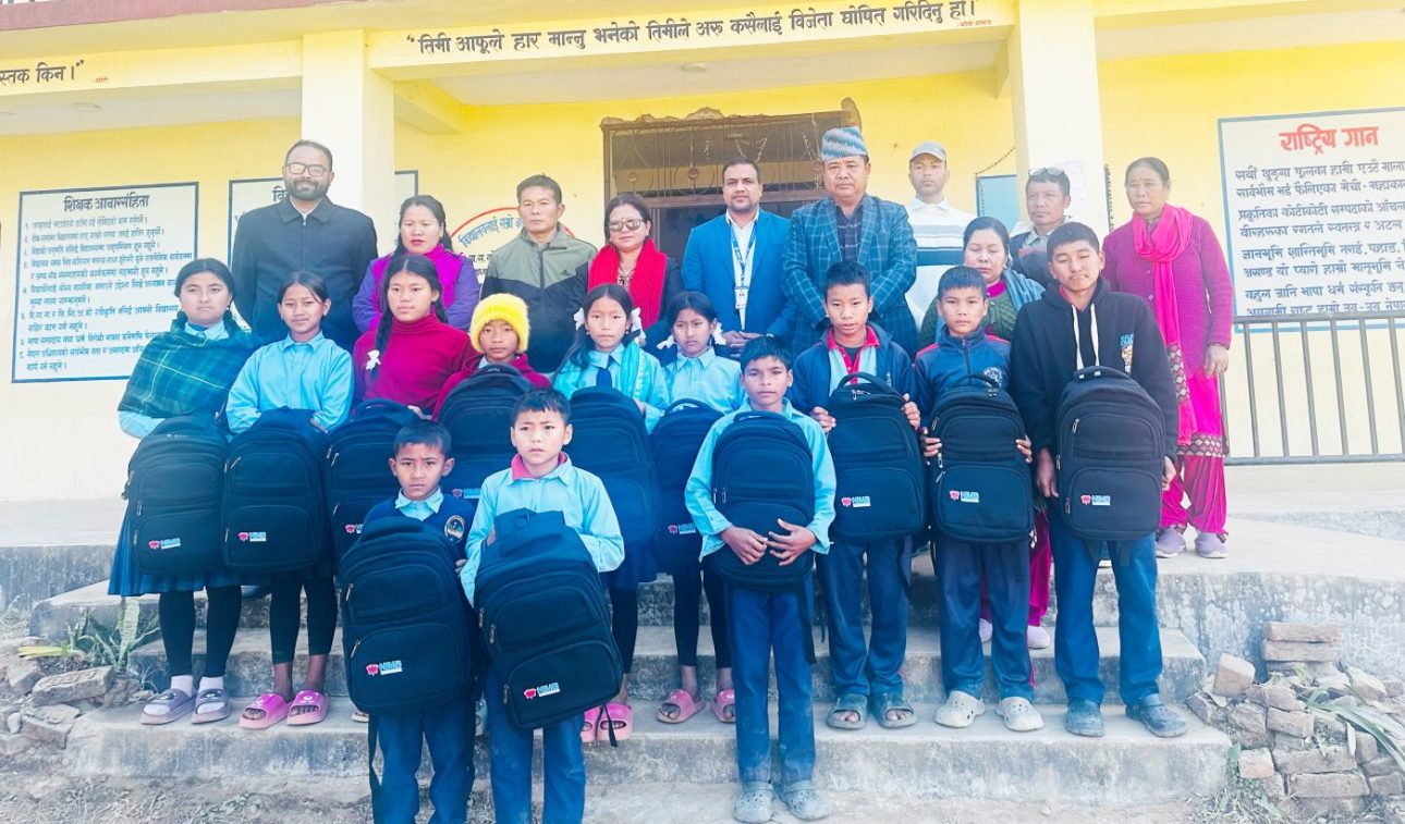 माथागढीका ५० विद्यार्थीलाई नेपाल इन्भेष्टमेन्ट मेगा बैंकद्वारा झोला वितरण